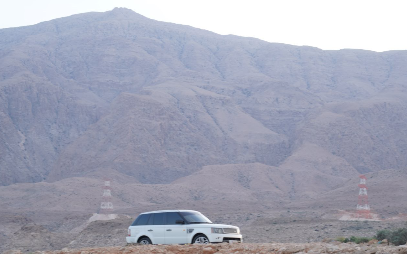 Автомобиль едет по пустыне Описание создается автоматически